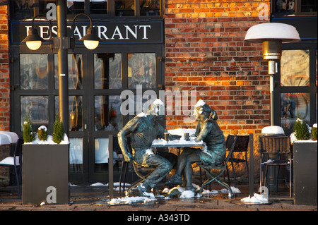 La Norvège, Oslo, Oslo City. Chiffres en métal à l'extérieur d'un restaurant sur le quai Quai Aker près du fjord Oslofjorden. Banque D'Images