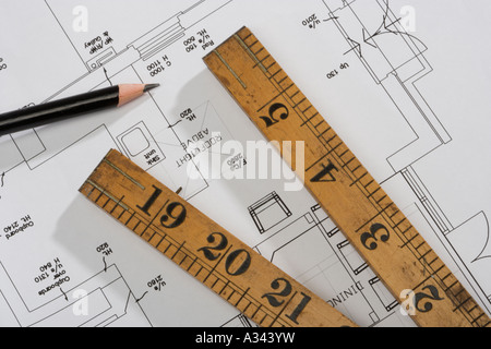 Ruban à mesurer et de crayon sur les Architectes de dessins techniques Banque D'Images