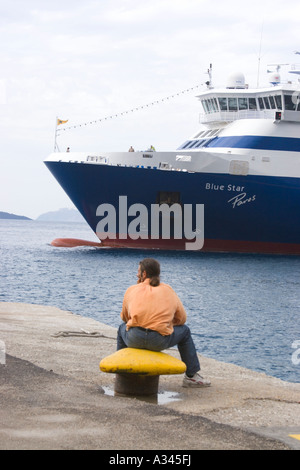 Santorini Grèce attendant l'inter island ferry Blue Star Paros Banque D'Images