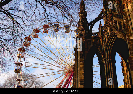 Scott monument avec grande roue par Princess Street Gardens Edinburgh Banque D'Images