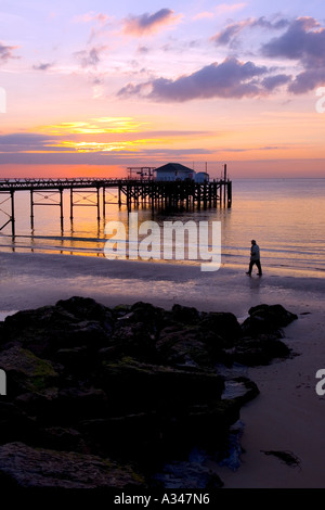 Totland Pier sunset Ile de Wight Angleterre Royaume-uni Grande-Bretagne Banque D'Images