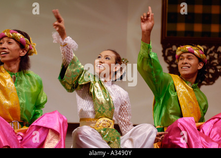 Danseurs exécutant une danse créative qui a pris naissance avec pêcheur malais, Kuala Lumpur, Malaisie Banque D'Images