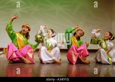 Danseurs exécutant une danse créative qui a pris naissance avec pêcheur malais, Kuala Lumpur, Malaisie Banque D'Images