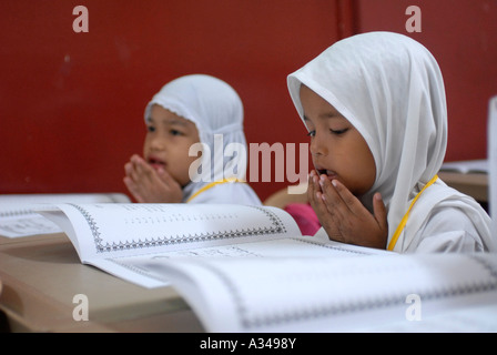 Les élèves de maternelle et primaire une étude d'une version simplifiée du Coran dans une école musulmane, Kuala Lumpur, Malaisie Banque D'Images