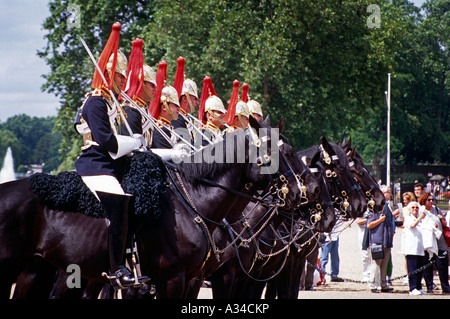 Horse Guards sur les chevaux, relève de la garde, Horse Guards Parade, Whitehall, Londres, Angleterre Banque D'Images