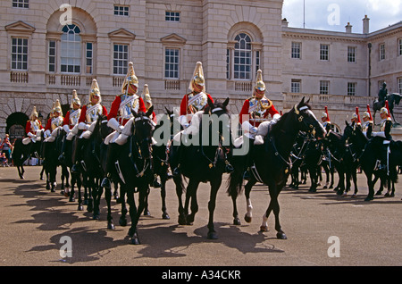 Horse Guards sur les chevaux, relève de la garde, Horse Guards Parade, Whitehall, Londres, Angleterre Banque D'Images