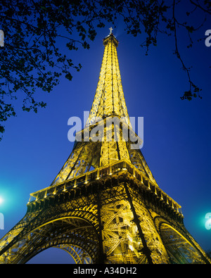 Tour Eiffel la nuit, Paris , France . Banque D'Images