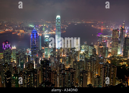 Horizon de Hong Kong et le port de Victoria Peak, dans la nuit, en Chine . Banque D'Images