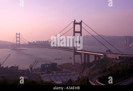 Pont suspendu de Tsing Ma, Hong Kong pris en fin d'après-midi. Banque D'Images