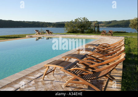 Piscine et chaises longues en bois avec vue sur le lac , Ombrie, Italie Banque D'Images