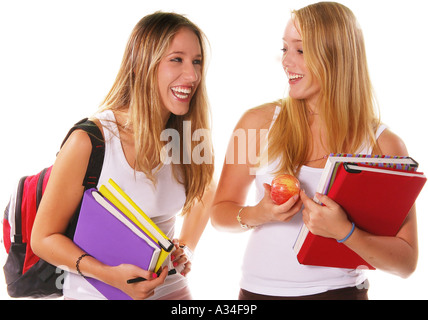 Deux filles senior high school blonde avec text books hanging out laughing Banque D'Images