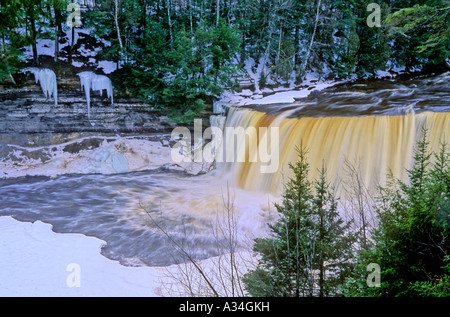 Flux Tahquamenon Falls forte, même en hiver. L'eau saturée en tanin ajoute la couleur à un hiver terne autrement colorscape, US Banque D'Images