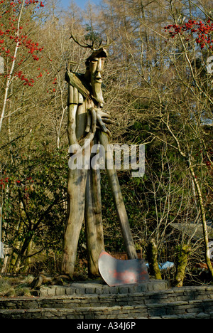 'Ancien Forester II'. Sculptures en plein air par David Kemp, 1982. Grizedale Forest, parc National de Lake District, Cumbria, Angleterre. Banque D'Images