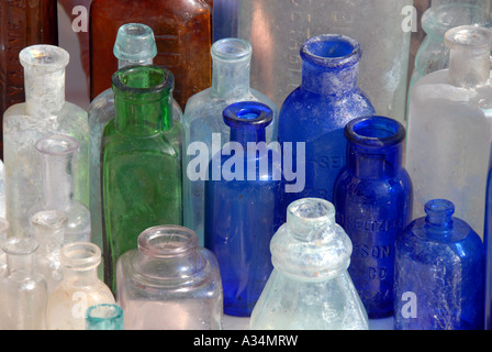 Bouteilles en verre Vintage dans un affichage en extérieur. Banque D'Images