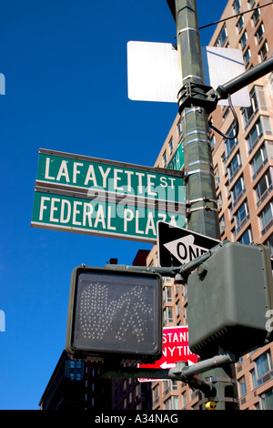 Des panneaux avec des flèches pointant dans des directions opposées à new york manhattan down town Central Bus station arrêt signe avec Banque D'Images