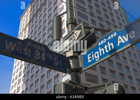 Des panneaux avec des flèches pointant dans des directions opposées à new york manhattan down town Central Bus station arrêt signe avec Banque D'Images