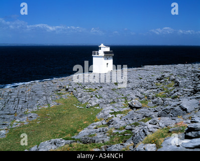 Tête noire, comté de Clare, la baie de Galway, en Irlande, le phare sur un affleurement à distance à l'ouest de l'irlande beauté dans la nature sauvage de l'Atlantique, de façon Banque D'Images