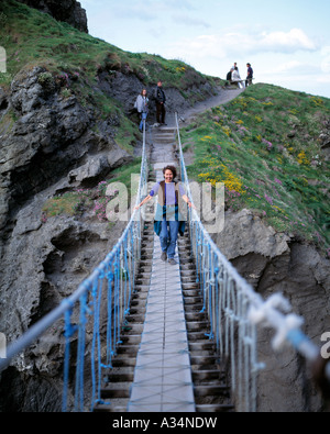 Carrick-a-rede de bain, comté d'Antrim, Irlande, étroite bande côtière de marche fabriqué à partir de corde sur la côte est du nord de l'Irlande Banque D'Images