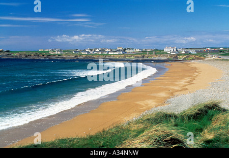 L'Irlande, le comté de Clare, l'espagnol, l'Atlantique, point de vagues se brisant sur une plage de sable à l'ouest de l'Irlande, de façon sauvage de l'Atlantique Banque D'Images