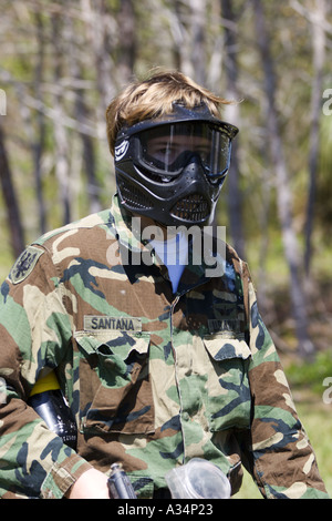 Adolescent en jouant sur le terrain de paintball paint ball Banque D'Images