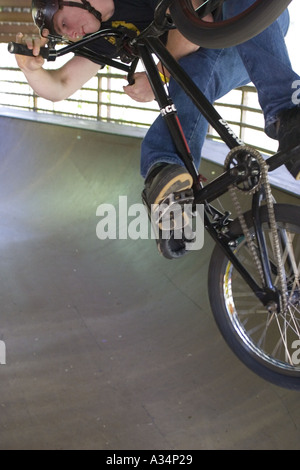 Bicycle Rider BMX l'exécution de manoeuvres en BMX Park dans la région de Ocala en Floride USA Banque D'Images