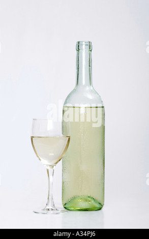 Bouteille de vin blanc à moitié rempli en regard du blanc avec fond isolé Banque D'Images