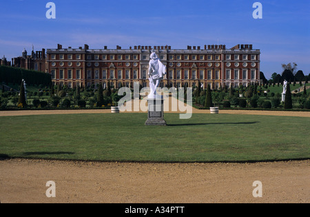 Hampton Court vu de Tamise, East Molesey, Surrey, UK Banque D'Images