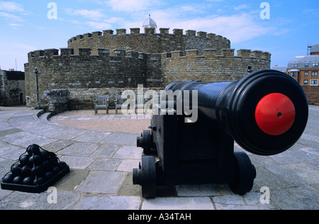 Cannon et balles, château de Deal, Deal, Kent, UK Banque D'Images