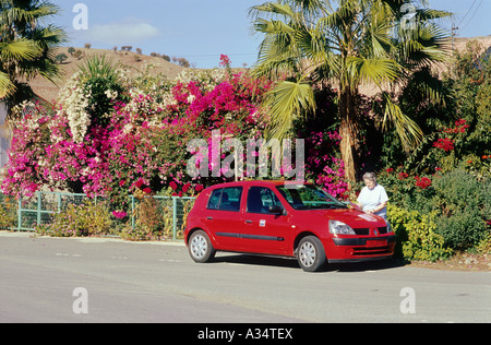 Une femme britannique touristique avec une voiture de location sur la route à Troodos à Chypre UE Banque D'Images