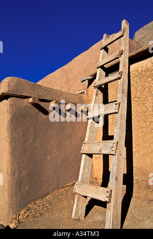 Échelle en bois s'appuie contre le mur de boue adobe house au Taos Pueblo Taos Nouveau Mexique USA Banque D'Images