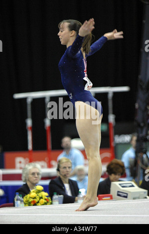 Elizabeth Tweddle gymnaste numéro un britannique en compétition sur marbre Banque D'Images