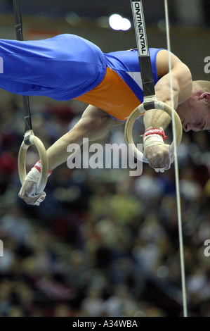 Van gilder gymnaste néerlandais sur joints toriques Banque D'Images