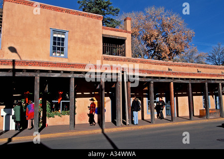 Promenade à pied sur les consommateurs couverts passé boutiques dans Town Square Plaza, Sante Fe, Nouveau Mexique Banque D'Images