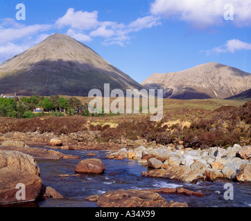 Afficher le long de la rivière Rouge à l'Sligachan Cuillin. Sligachan, île de Skye, Highland, Scotland, UK Banque D'Images