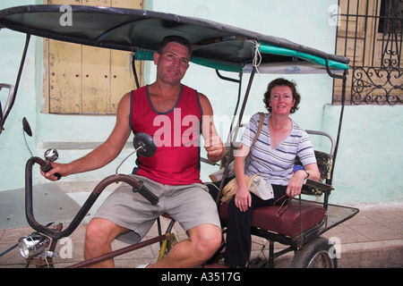 Voyages touristiques dans un bicitaxi bicitaxi, et pilote, Camaguey, Cuba, Camagüey Province Banque D'Images