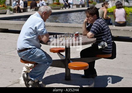 Deux hommes âgés jouant aux échecs dans un parc, Toronto, Canada Banque D'Images