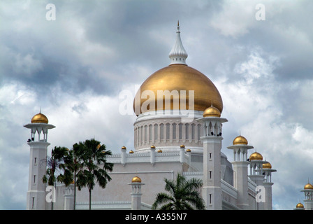 Bandar Seri Begawan Brunei capitale des Sultans la mosquée Omar Ali Saifuddien construite en style islamique classique terminée en 1958 Banque D'Images