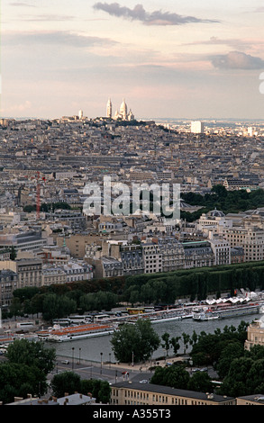 Vue de la Tour Eiffel sur la Seine et les toits de Paris vers l'église du Sacré Coeur Paris France Banque D'Images