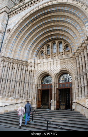 Deux visiteurs qui entrent dans l'histoire naturelle de South Kensington London Banque D'Images