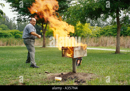 Miami Florida,Tropical Park,Cuban,hispanique adulte,adultes,homme hommes,garçon garçons enfants enfants cuisson publique grill,grand feu,fluide plus léger,danger,FL537 Banque D'Images