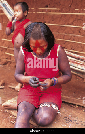 Un Ukre Indiens Kayapo du Brésil village woman making bracelets de Body Shop réserve autochtone de Xingu Banque D'Images