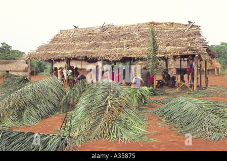 Un Ukre Village Brésil hommes du village travaillent ensemble pour construire une nouvelle maison au toit de chaume de palmier de la tribu Kayapo Banque D'Images