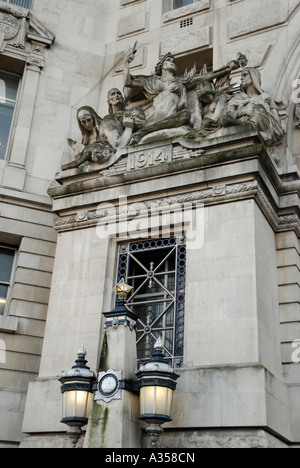 Statues commémorant les travailleurs des chemins de fer qui sont morts dans la Première Guerre mondiale à l'extérieur de l'entrée de la gare de Waterloo Londres Banque D'Images