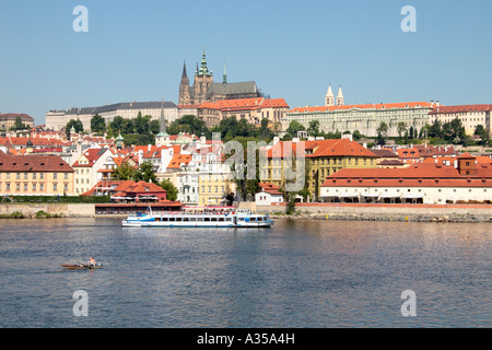 Vue sur le château de Prague et cathédrale Saint-Guy St sur la Vltava Banque D'Images