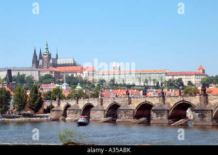 Habour domine l'horizon de Prague avec le Pont Charles et la rivière Vltava au premier plan Banque D'Images