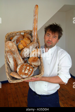 Baker est titulaire d'une miche de pain fraîchement sorti du Royaume-Uni Banque D'Images