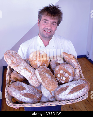 Baker est titulaire d'une miche de pain fraîchement sorti du Royaume-Uni Banque D'Images