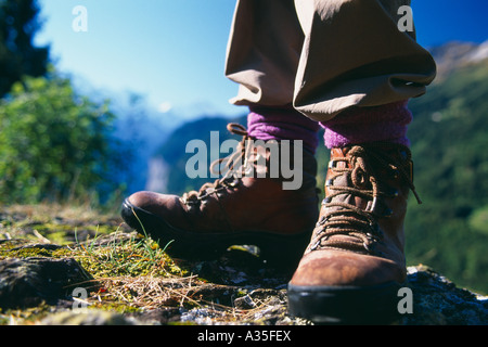 Chaussures de randonnée avec des paysages de montagne Oberland bernois Suisse Banque D'Images