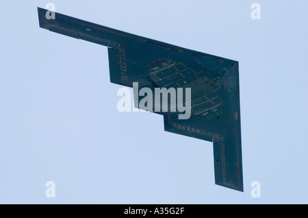 Face inférieure d'un United States Air Force B-2 Spirit dans un ciel bleu clair, Banque D'Images