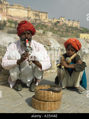 Charmeurs de serpents indiens en face de l'Amber Fort à Jaipur au Rajasthan, Inde Banque D'Images